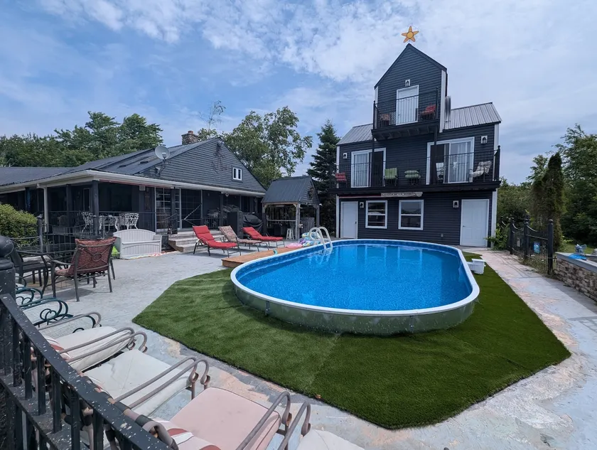 Oceanfront ”Funky” resort with pool! One of a kind - Image 1