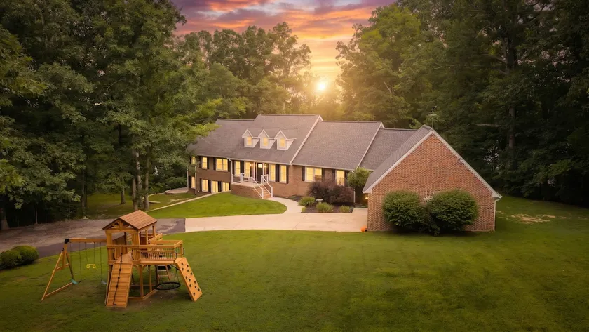 Gorgeous Waterfront Retreat 11 bed hot tub firepit - Image 1