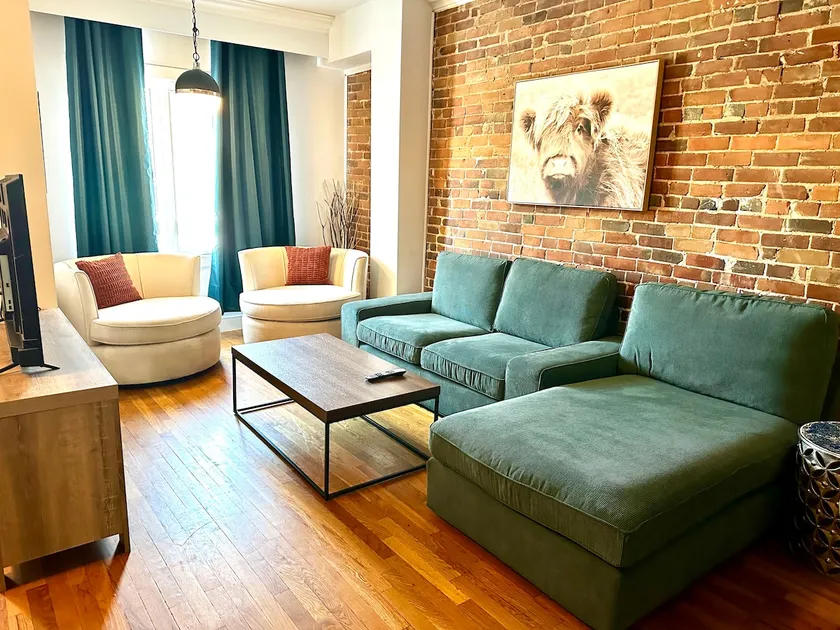 Spacious Century Townhome near Byward Market - Image 1