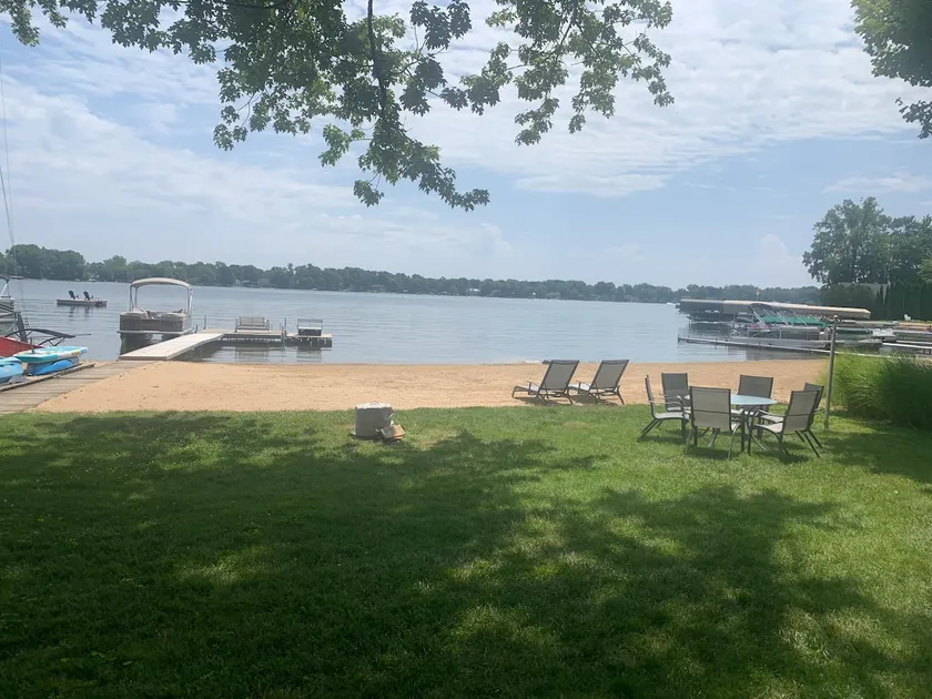 Lakefront Family Friendly Home with Large Sandy Beach and Beautiful Views - Image 1