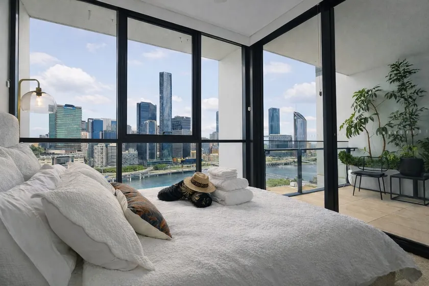 Luxury South Bank Apartment | City Views - Image 1