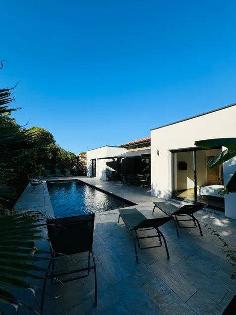 Beautiful villa with heated swimming pool - Image 1