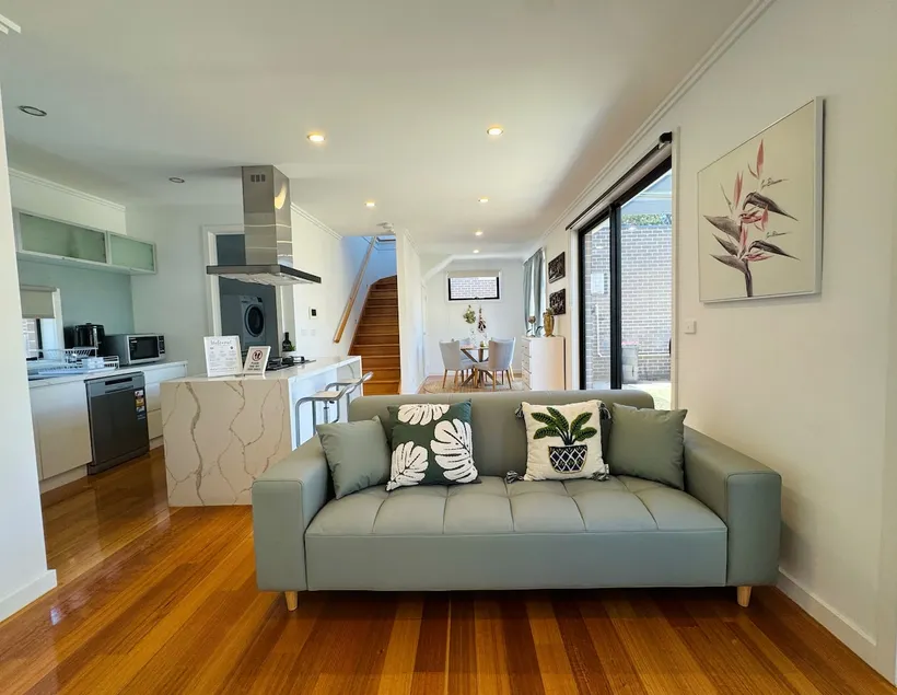Entire two bedrooms townhouse in Glen Waverley - Image 1