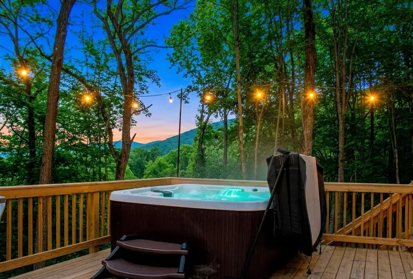 Spacious Family Group Retreat, Fire Pit, Hot Tub - Image 1