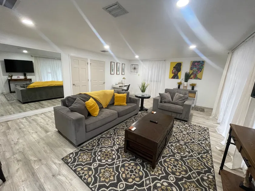 Lovely 2 bedroom rental unit, with free parking. - Image 1