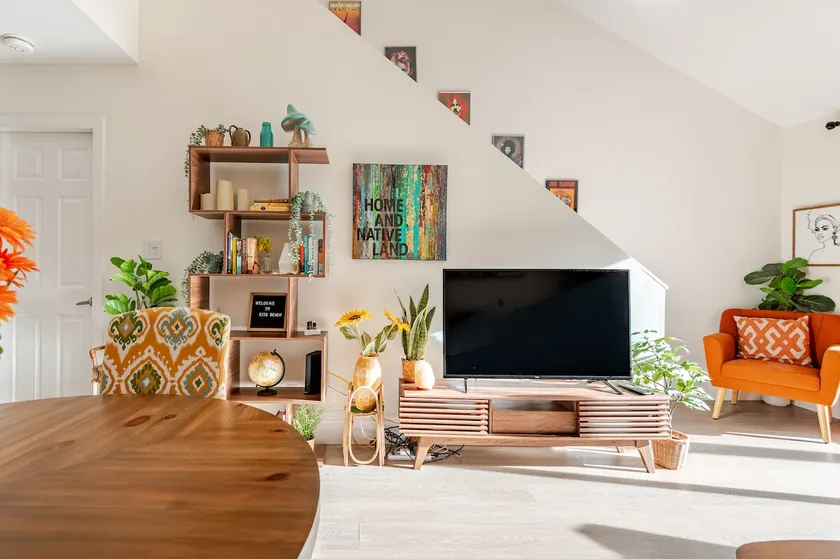 70s Chic - Retro Kits loft steps from the beach! - Image 1