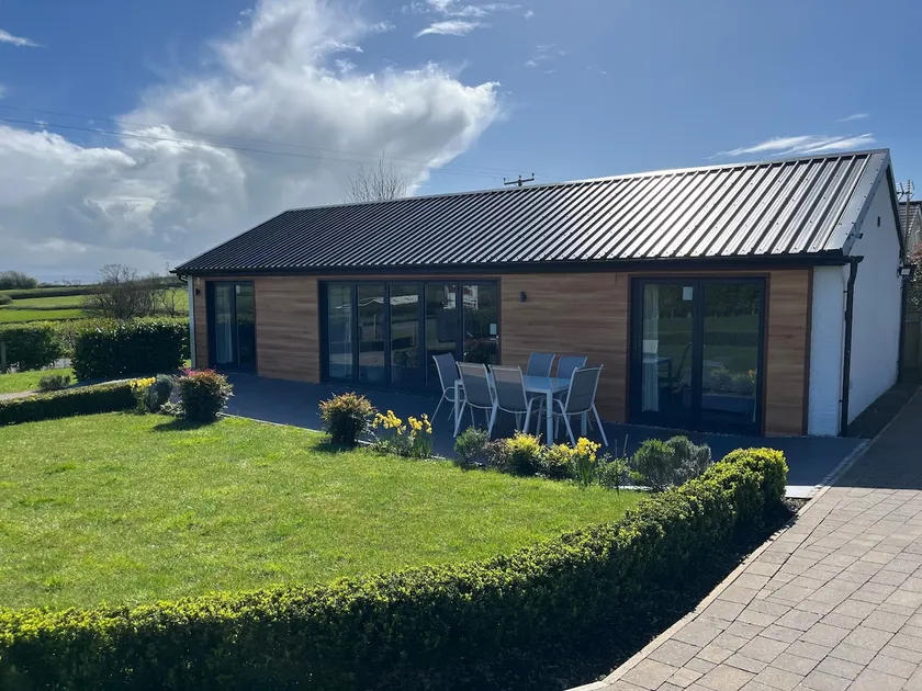 Purpose built 3 bedroom holiday barn - Image 1