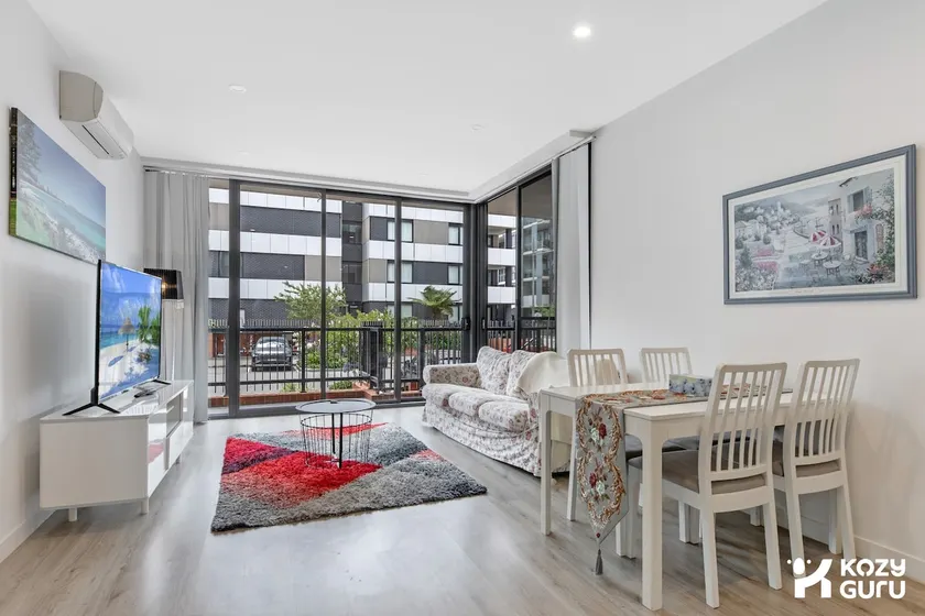 KozyGuru | Penrith | 2 Bed 2 Bath Apt Free Parking - Image 1