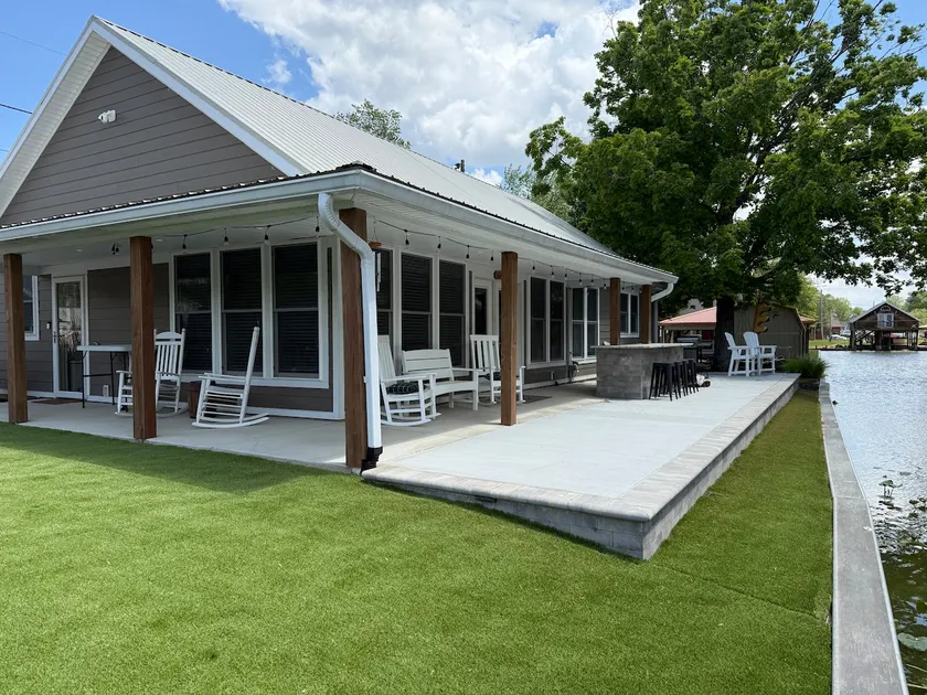Beautiful Lake Front Home on Private Canal! - Image 1