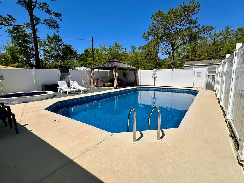 Guesthouse & Pool - Image 1