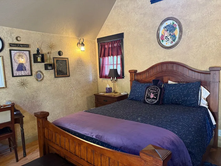 Mystic’s Cottage • Queen Cabin • Soaking Tub • Wi-Fi • AC - Image 1