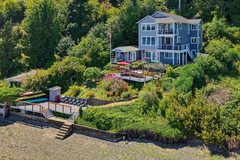 Stunning beachfront getaway! - Image 1
