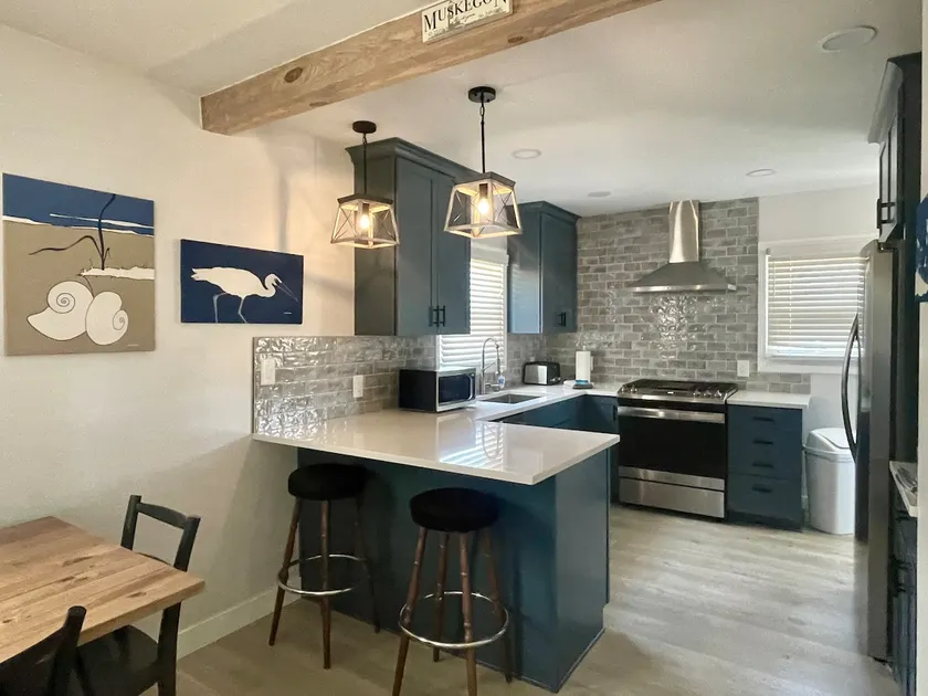 Beachwood Cottage - Walk to Pere Marquette beach! - Image 1