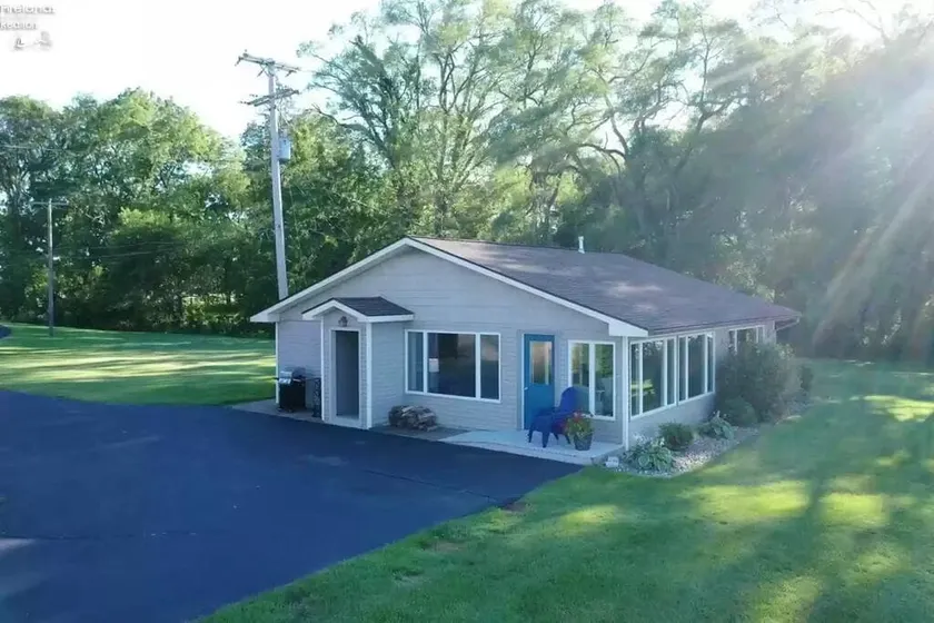 Kenna's Cottage Lakefront 2 bedroom guest house - Image 1