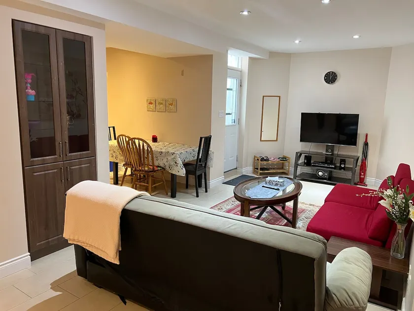 2 bedroom bright basement apartment with parking - Image 1