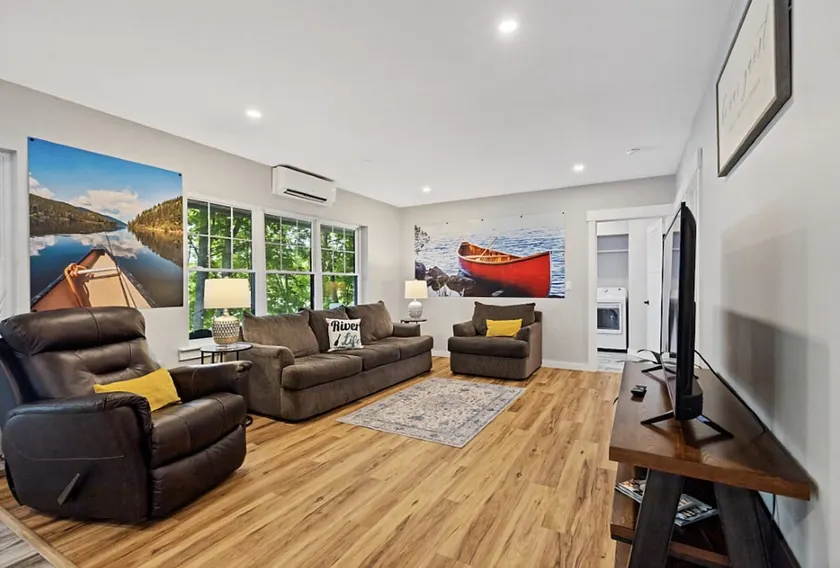 Riverside Getaway with HotTub 3br 2 bth - Image 1