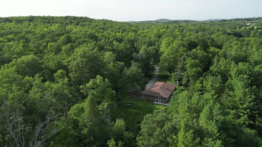 40-Acre Estate | Sleeps 10 | Firepit+Trails - Image 1