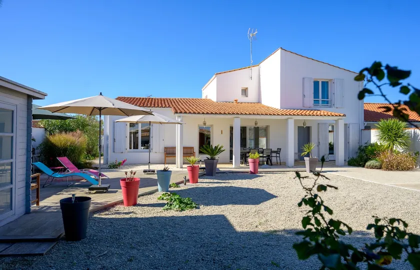Beautiful family house with a large terrace - Image 1