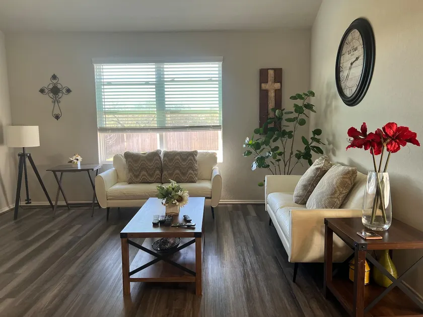 Cheerful three-bedroom home-TDY-Traveling Nurses - Image 1