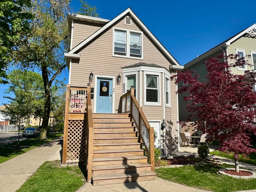 Modern 2 Bedroom Walk Up Condo in Irving Park - Image 1