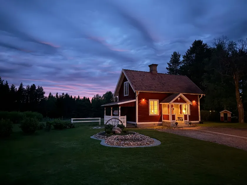 Cozy cottage on a farm. - Image 1
