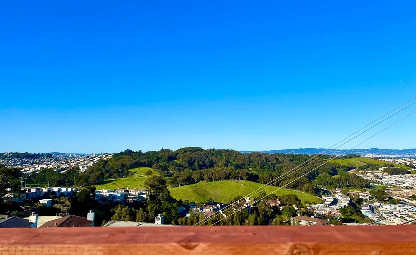 Breathtaking View 3BR House with Laundry & Parking - Image 1