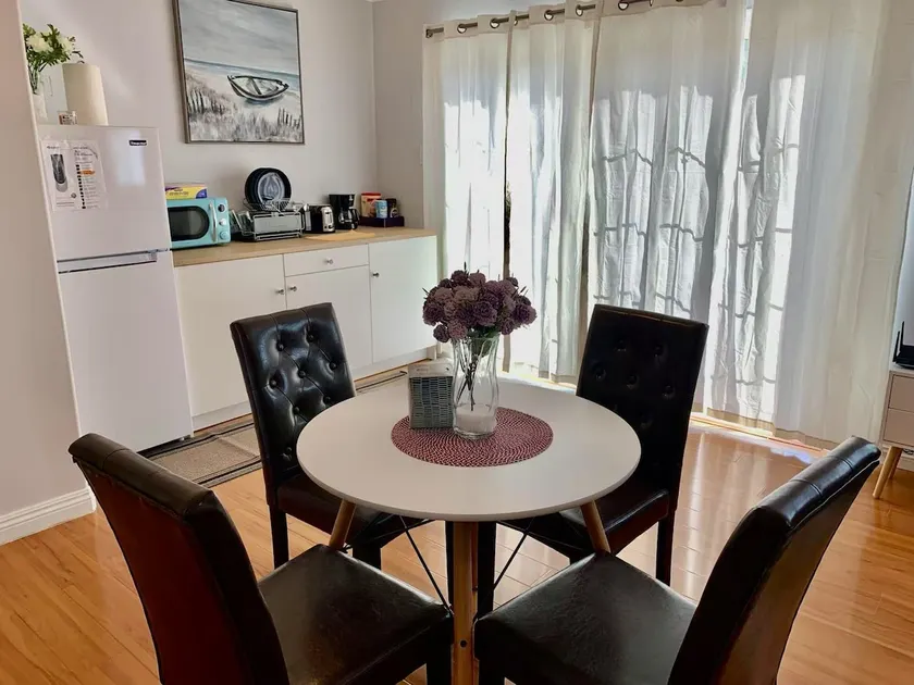 Comely 1-bedroom 1 bath 1 living room rental unit - Image 1