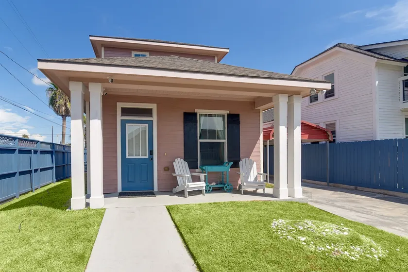 Walk to Beach: Family Home w/ Patio in Galveston - Image 1