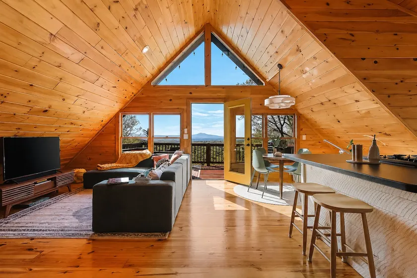 Modernes A-Frame-Haus auf einem Berggipfel | Weingüter, Aussicht, See - Image 1