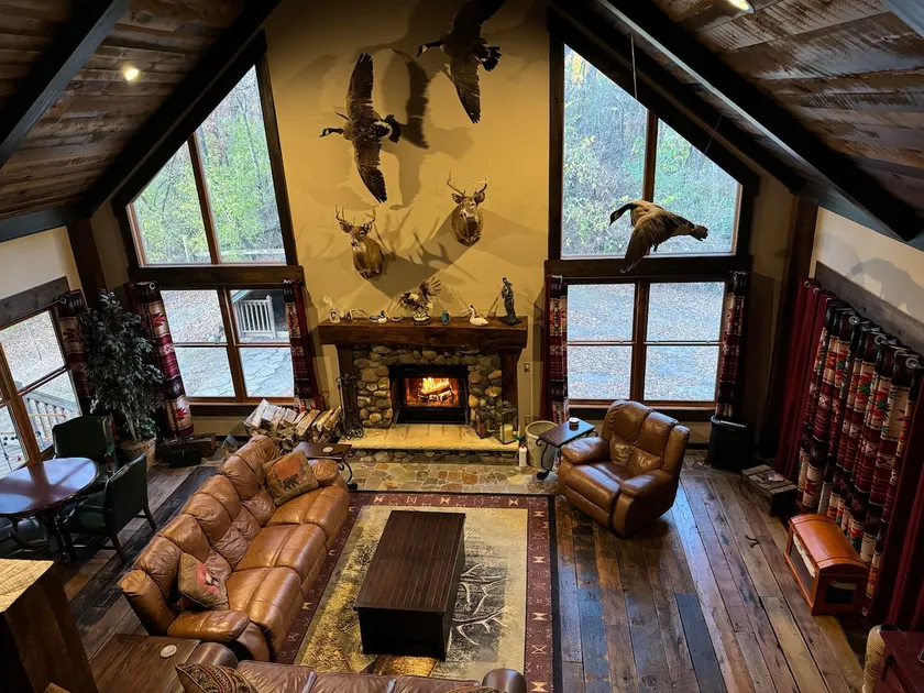 Lodge retreat on 5 wooded acres with pond - Image 1