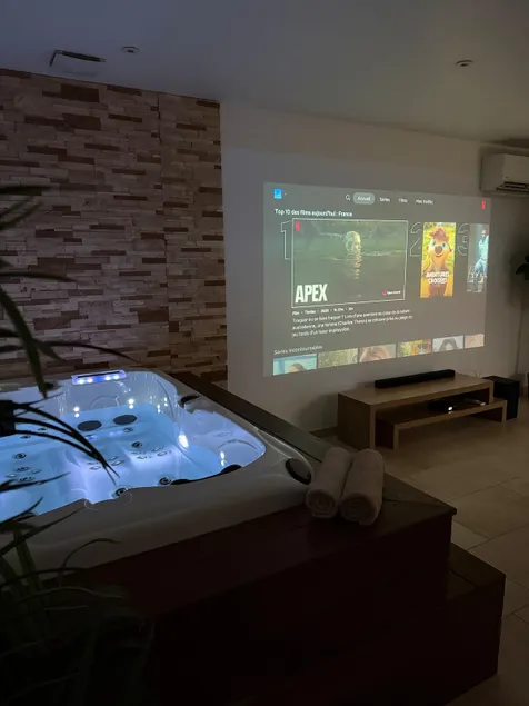 Exceptional suite with Jacuzzi and video projector - Image 1