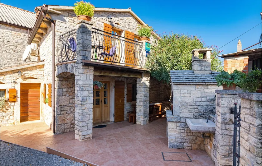 2 Bedroom Cozy Home In Zminj - Image 1