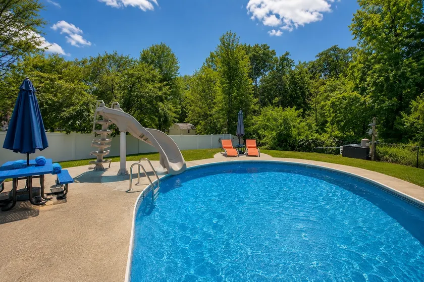 Beacon Beauty 4/2, Hot Tub,Pool,Wifi,1.5m to Town - Image 1