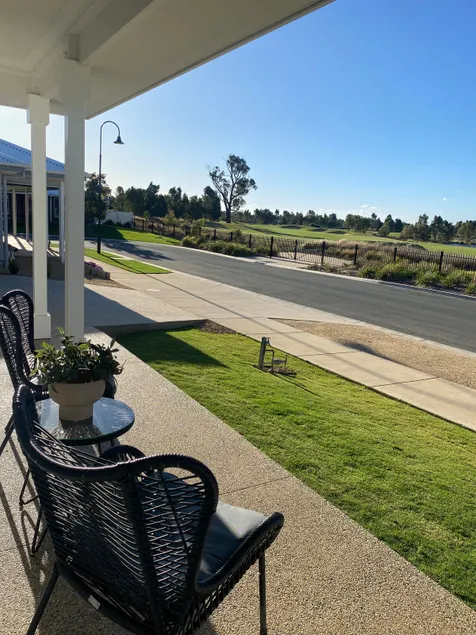 Lake Mulwala family retreat w BBQ & golf views - Image 1
