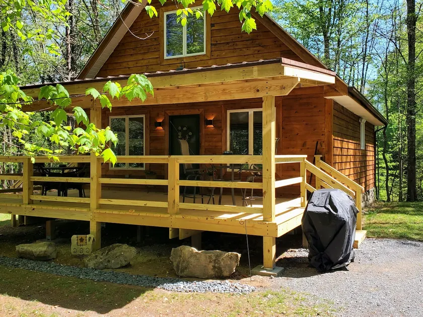 The Dogwood Cabin, cozy 3 bedroom, 1 -1/2 bath - Image 1