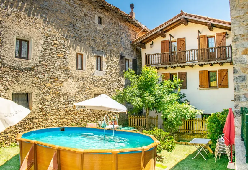 Spacious country house in the heart of the Ulzama Valley - Image 1