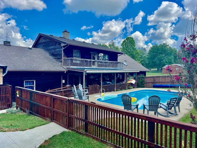 Spacious Stone & Cedar Lodge - pool, sauna, hot tub, bikes, fire pit, EVcharger. - Image 1