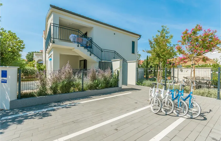 2 bedroom beach front apartment in Sukosan - Image 1