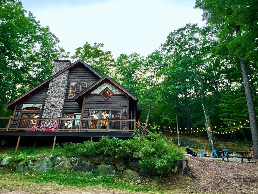 Lodge with AC & Hot Tub - Image 1