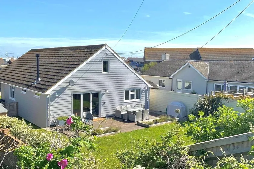 4 bedroom house (5 beds), directly by the beach - Image 1