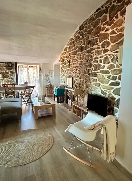 Beautiful cozy 2-bedroom apartment, city center, sea & mountain view - Image 1