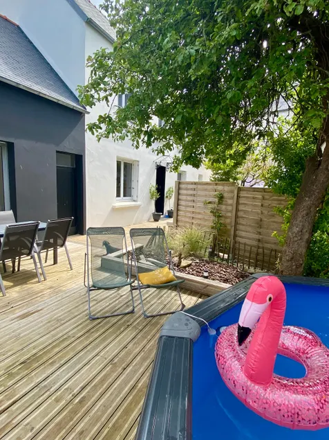 Large family home with pool - Image 1
