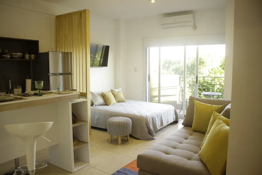 Bright studio apartment - Image 1