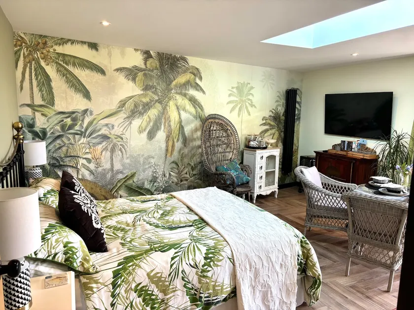 Cherry Pip, Exotic suite, 10 mins drive to beach - Image 1