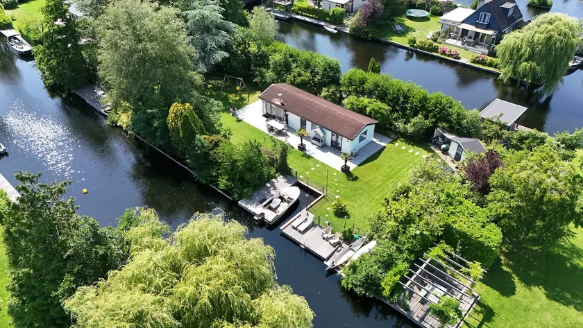Vacation Island Vinkeveen with hot tub & boat - Image 1