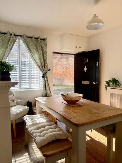 Charming 2 Bedroom Cottage in Marlborough - Image 1