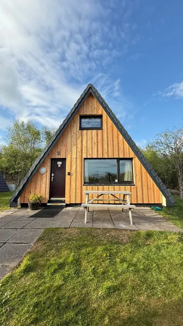 1 Bedroom Cabin with Mountain & Loch Views - Quiet Location between Glencoe & Ben Nevis - Image 1