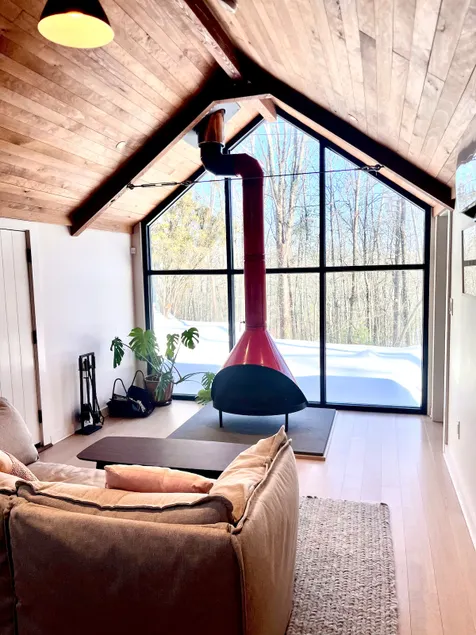 Beautifully Renovated Woodstock Cottage with Sauna - Image 1