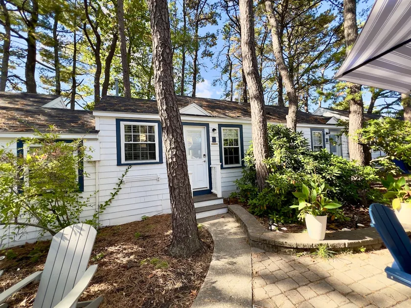 Beautiful one bedroom cabin only 50 ft from beach4 - Image 1