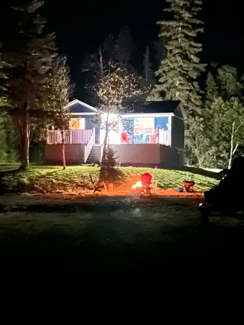 Cabin by the pond - Image 1